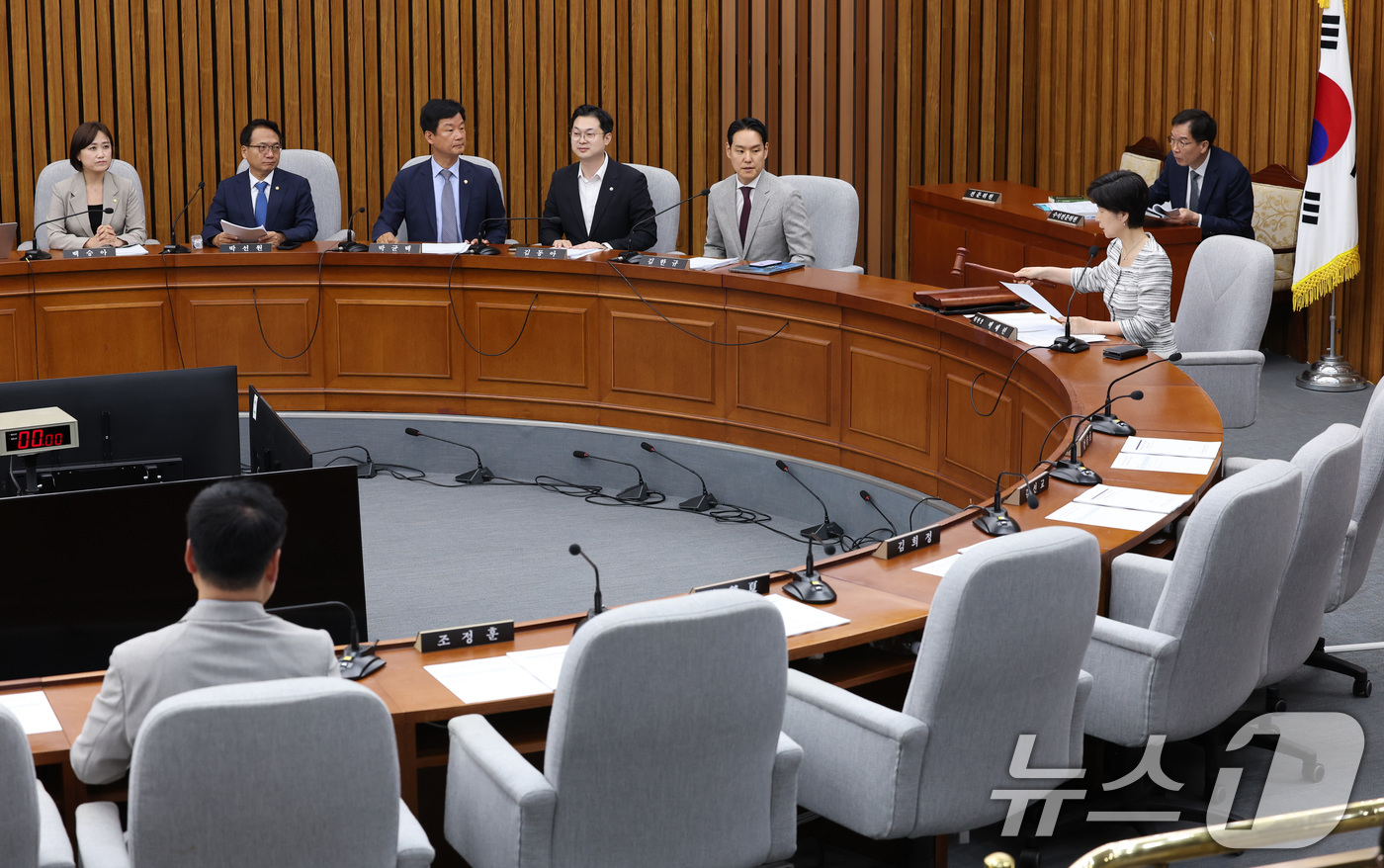 (서울=뉴스1) 신웅수 기자 = 백혜련 위원장이 30일 서울 여의도 국회에서 열린 국무총리(한성숙)임명동의에관한인사청문특별위원회 전체회의에서 국민의힘 의원들이 불참한 가운데 심사경 …