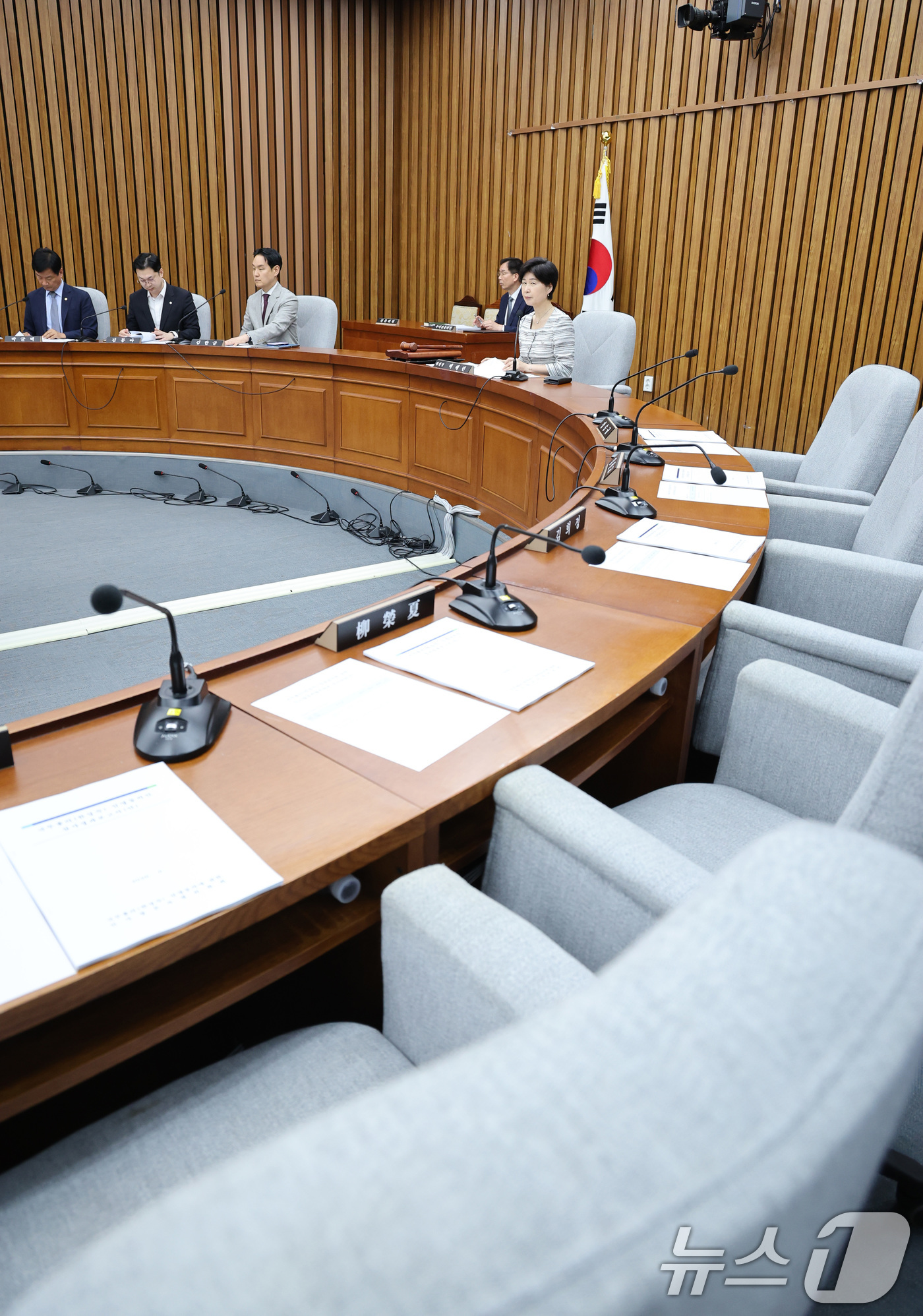 (서울=뉴스1) 신웅수 기자 = 30일 서울 여의도 국회에서 열린 국무총리(한성숙)임명동의에관한인사청문특별위원회 전체회의에서 국민의힘 의원들의 자리가 비어 있다. 2026.6.30 …