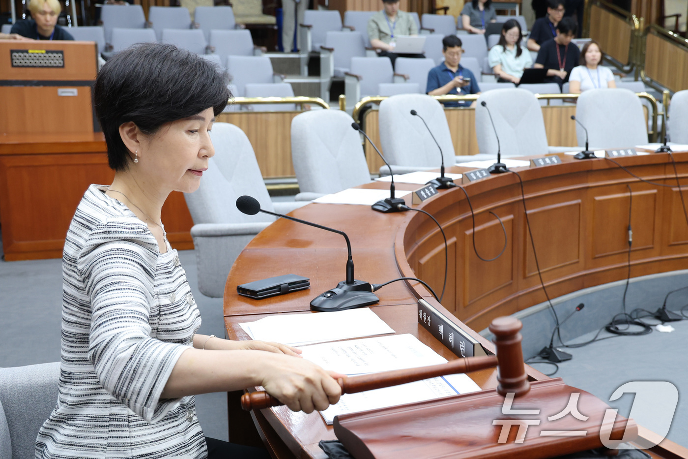 (서울=뉴스1) 신웅수 기자 = 백혜련 위원장이 30일 서울 여의도 국회에서 열린 국무총리(한성숙)임명동의에관한인사청문특별위원회 전체회의에서 국민의힘 의원들이 불참한 가운데 심사경 …