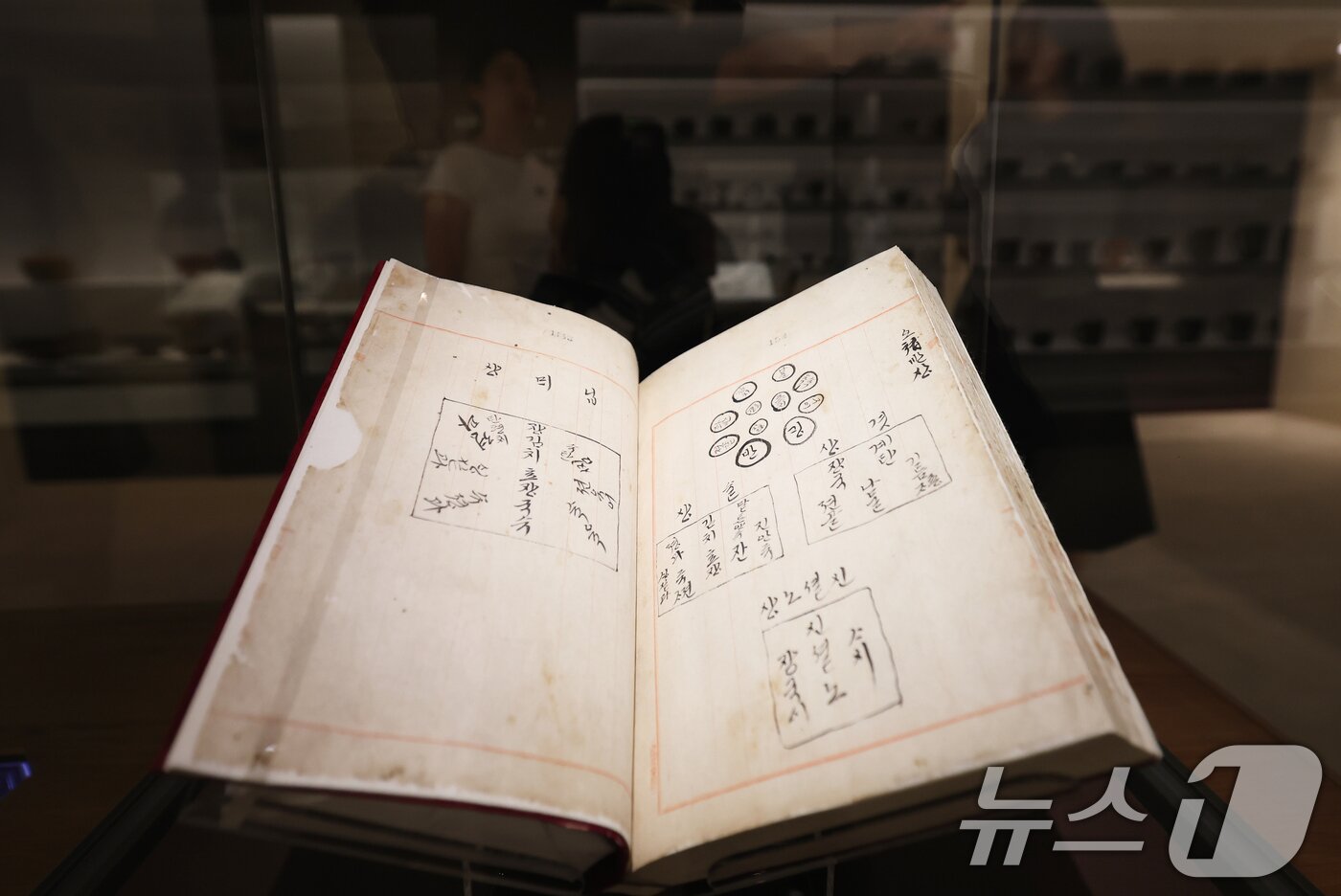 본문 이미지 - 30일 서울 용산구 국립중앙박물관에서 열린 ‘우리들의 밥상’ 특별전 언론공개회에서 방문객들이 전시물을 관람하고 있다. K-푸드의 뿌리가 담긴 684점의 전시품을 통해 우리 삶과 자연이 담긴 밥상의 의미와 가치를 살펴보는 이번 전시는 7월 1일부터 10월 25일까지 국립중앙박물관 상설전시관 특별전시실에서 진행된다. 2026.6.30 ⓒ 뉴스1 오대일 기자