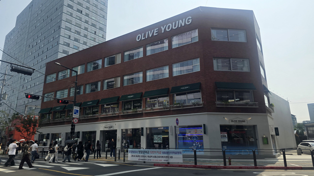 "오픈 전 길게 줄섰다"…올리브영, 북성수에 'K뷰티 체험 맨션' [르포]