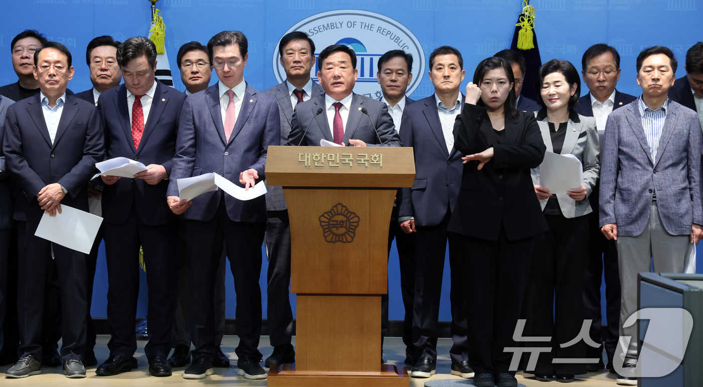 (서울=뉴스1) 황기선 기자 = 국민의힘 부산·울산·경남 지역 국회의원들이 30일 오전 서울 여의도 국회 소통관에서 호남 반도체 투자 관련 합동 기자회견을 하고 있다.  2026. …