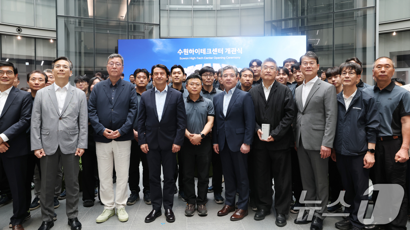 (용인=뉴스1) 김영운 기자 = 장재훈 현대차그룹 부회장과 참석자들이 30일 경기 용인시 기흥구 현대자동차 수원하이테크센터에서 열린 개관식에서 기념촬영을 하고 있다. 2026.6. …