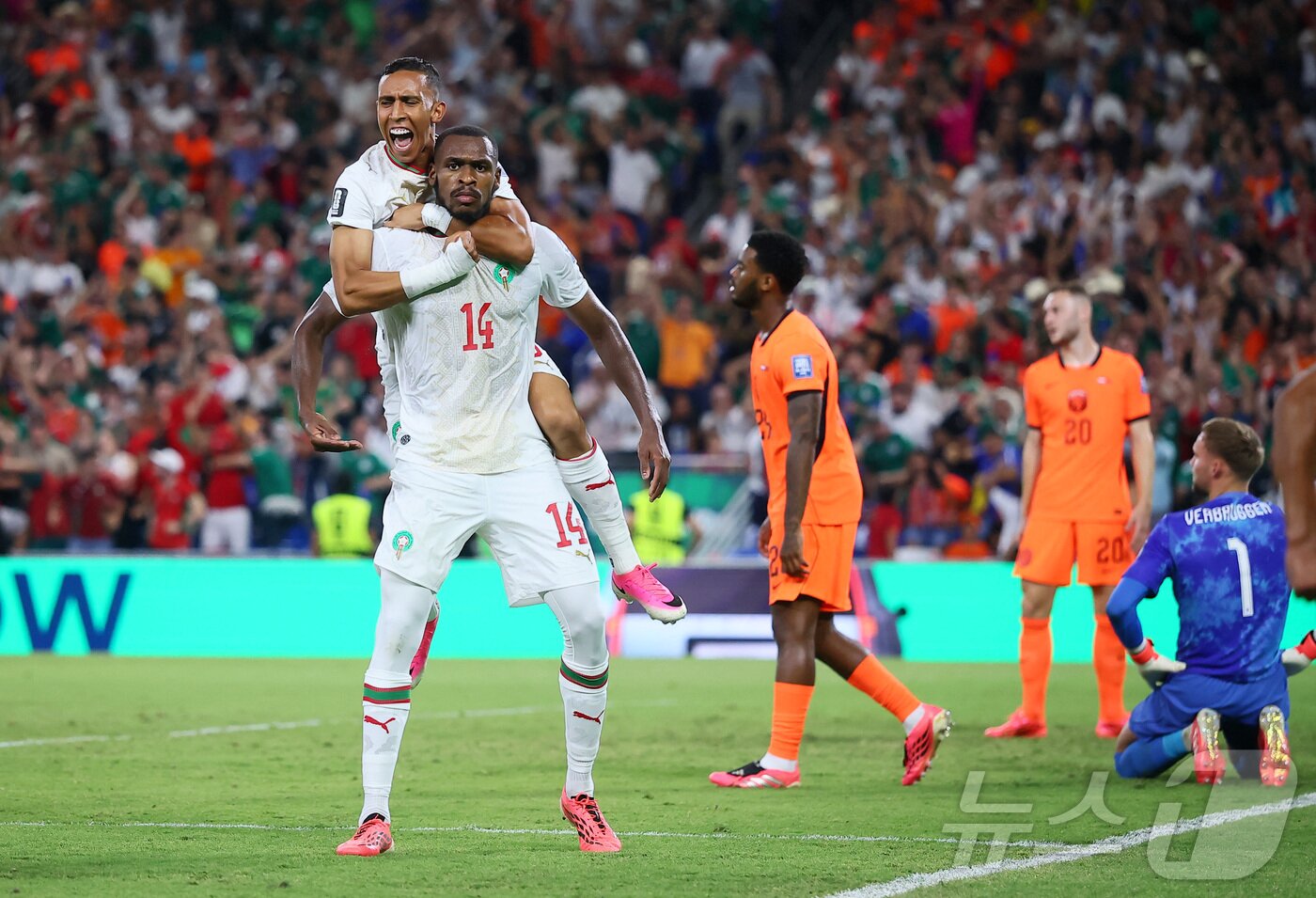 본문 이미지 - 모로코의 이사 디오프(14번)가 30일(한국시간) 열린 2026 FIFA 북중미 월드컵 32강 네덜란드전에서 후반 46분 동점 골을 넣은 후 기뻐하고 있다. ⓒ 로이터=뉴스1