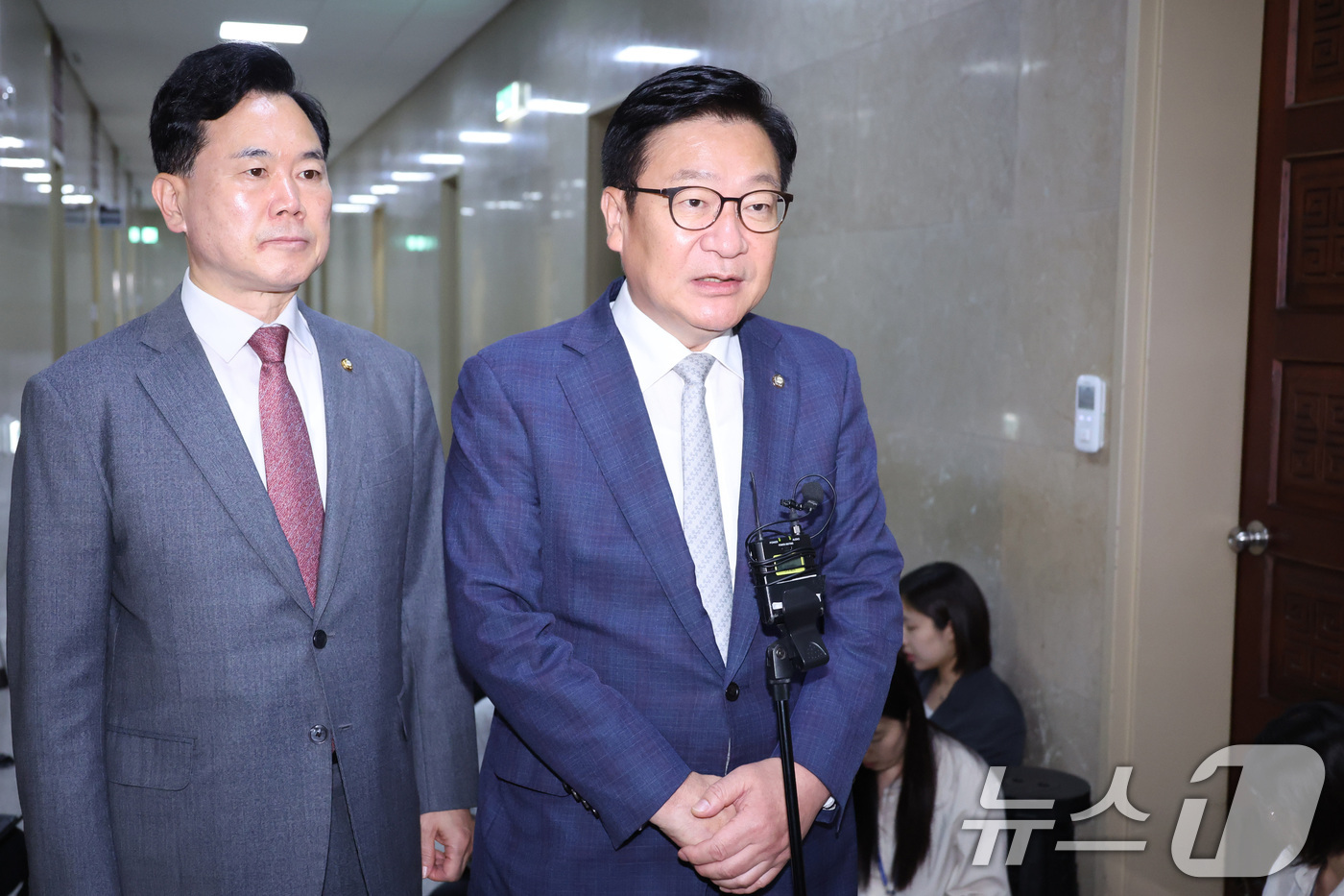(서울=뉴스1) 신웅수 기자 = 정점식 국민의힘 원내대표와 김승수 원내운영수석부대표가 30일 서울 여의도 국회에서 열린 여야 원내대표 회동을 마친 후 취재진의 질의에 답변하고 있다 …