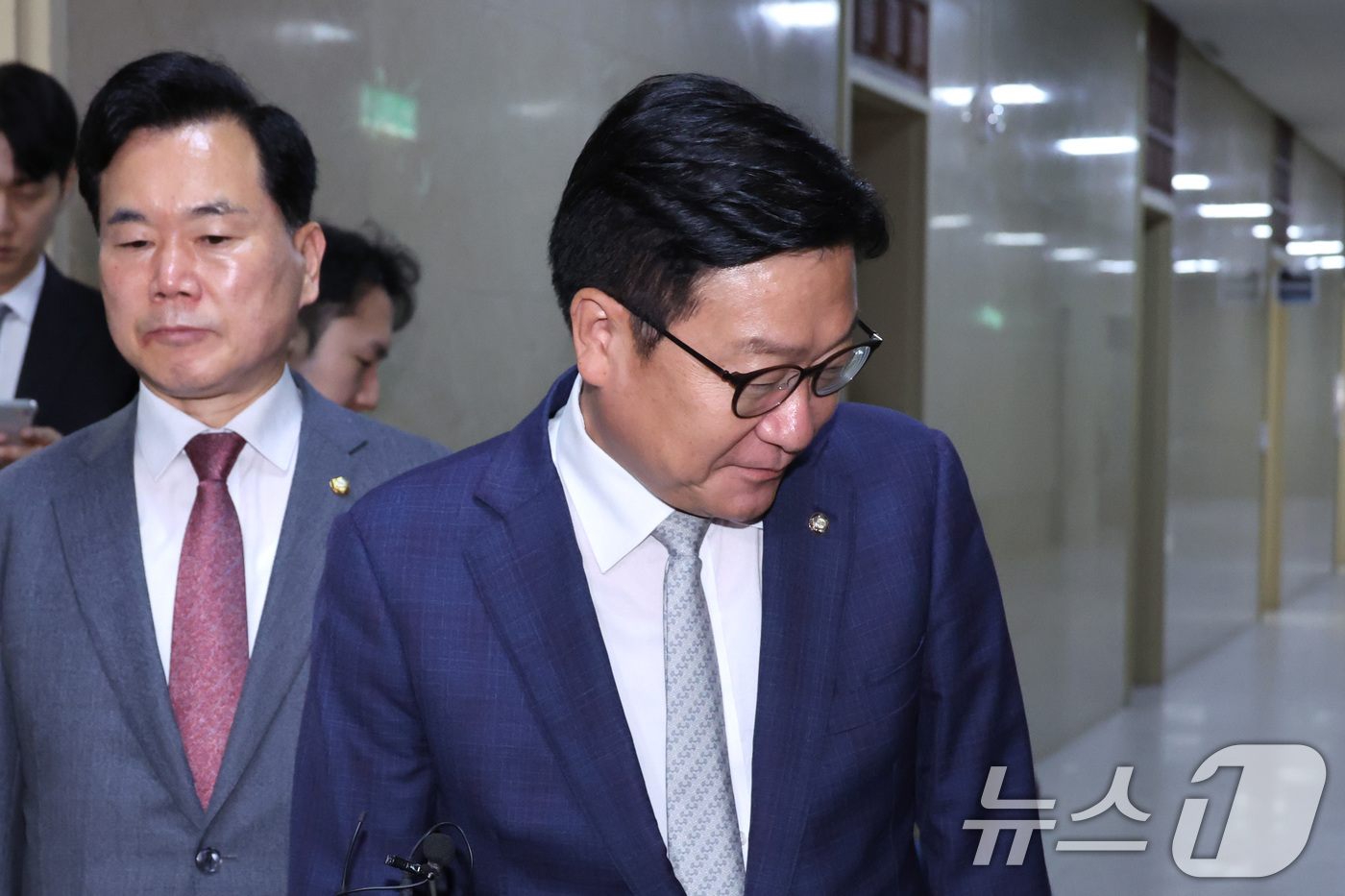 (서울=뉴스1) 신웅수 기자 = 정점식 국민의힘 원내대표와 김승수 원내운영수석부대표가 30일 서울 여의도 국회에서 열린 여야 원내대표 회동을 마친 후 운영위원장실을 나서고 있다. …