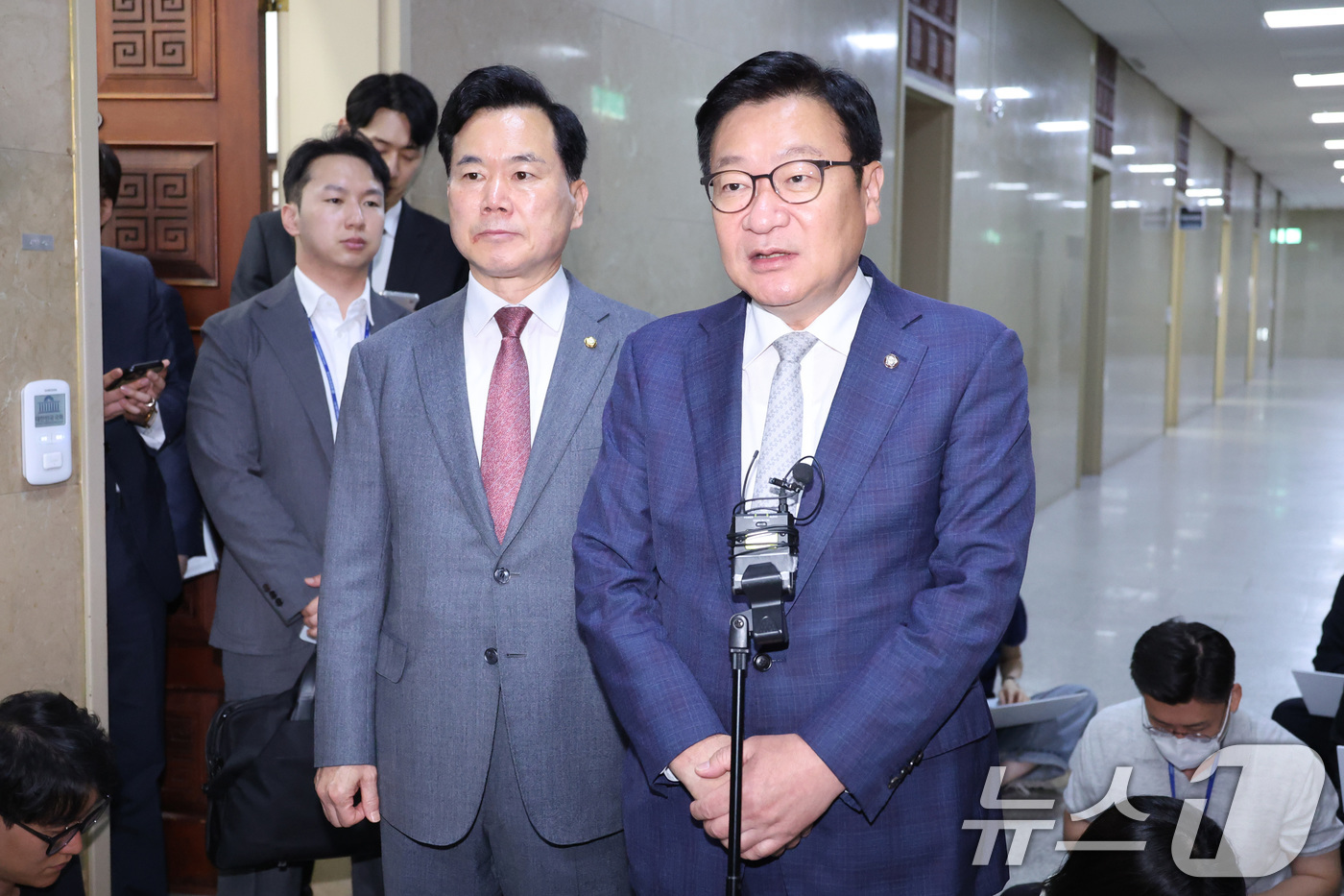 (서울=뉴스1) 신웅수 기자 = 정점식 국민의힘 원내대표와 김승수 원내운영수석부대표가 30일 서울 여의도 국회에서 열린 여야 원내대표 회동을 마친 후 취재진의 질의에 답변하고 있다 …