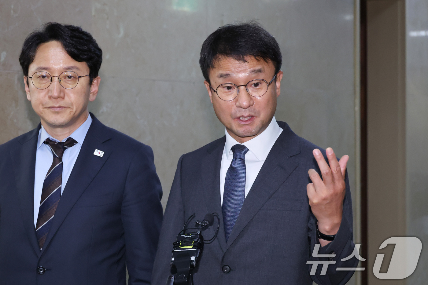 (서울=뉴스1) 신웅수 기자 = 한병도 더불어민주당 당대표 직무대행 겸 원내대표와 천준호 원내운영수석부대표가 30일 서울 여의도 국회에서 열린 여야 원내대표 회동을 마친 후 취재진 …
