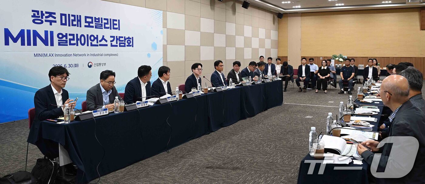 (서울=뉴스1) = 김정관 산업통상부 장관이 30일 오후 광주 서구 김대중컨벤션센터에서 열린 '광주 미래 모빌리티 미니(MINI) 얼라이언스 간담회'에서 인사말을 하고 있다.미니 …