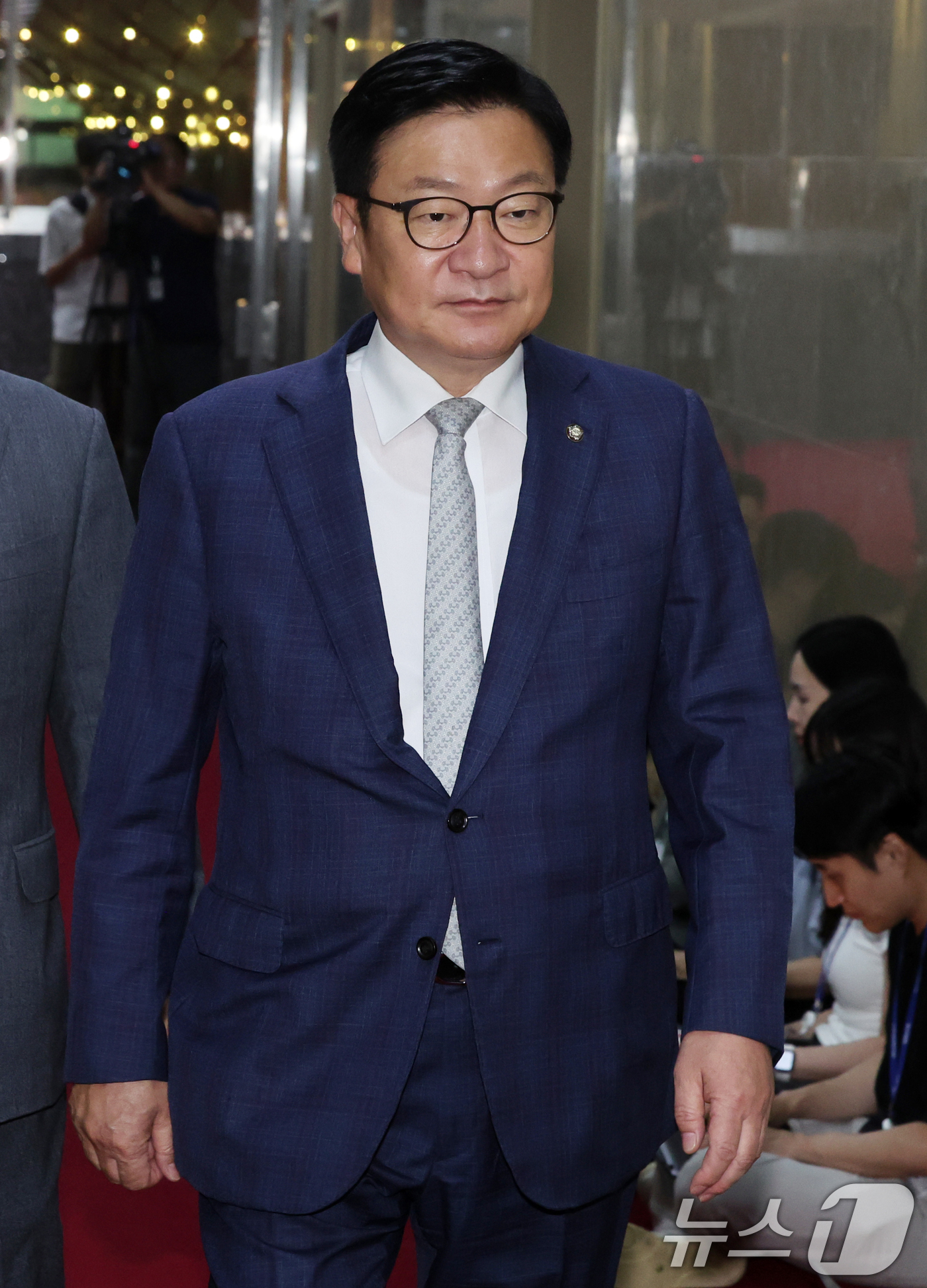 (서울=뉴스1) 황기선 기자 = 정점식 국민의힘 원내대표가 30일 오후 서울 여의도 국회에서 국회의장과 여야 원내대표 회동을 위해 이동하고 있다.   2026.6.30/뉴스1