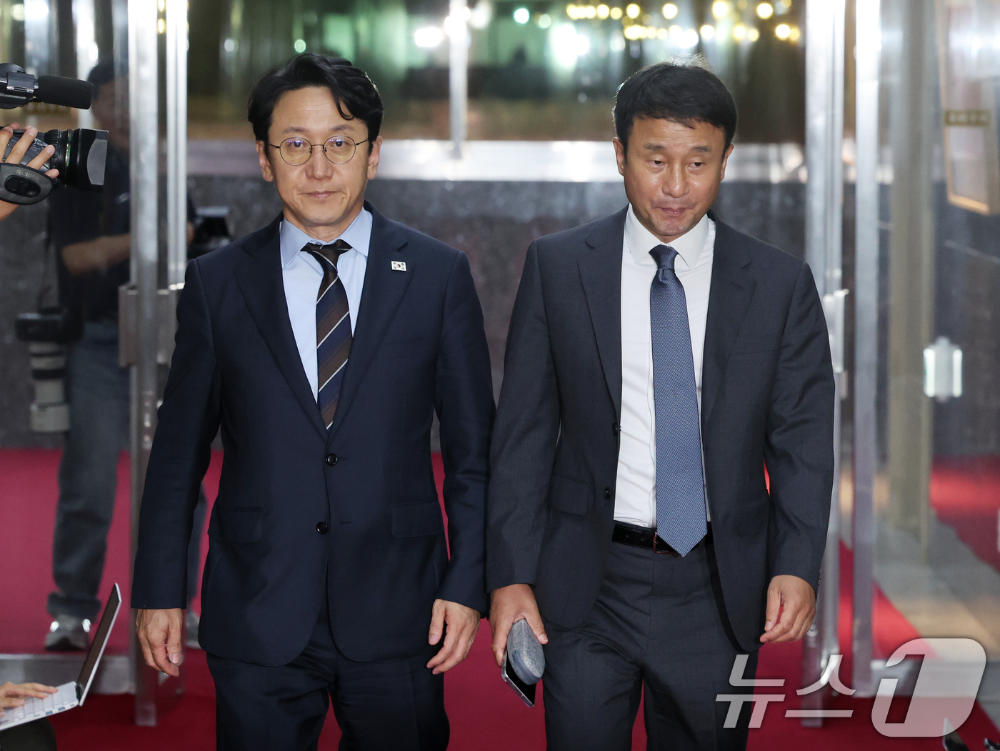 (서울=뉴스1) 황기선 기자 = 한병도 더불어민주당 당대표 직무대행 겸 원내대표와 천준호 원내운영수석부대표가 30일 오후 서울 여의도 국회에서 국회의장과 여야 원내대표 회동을 위해 …