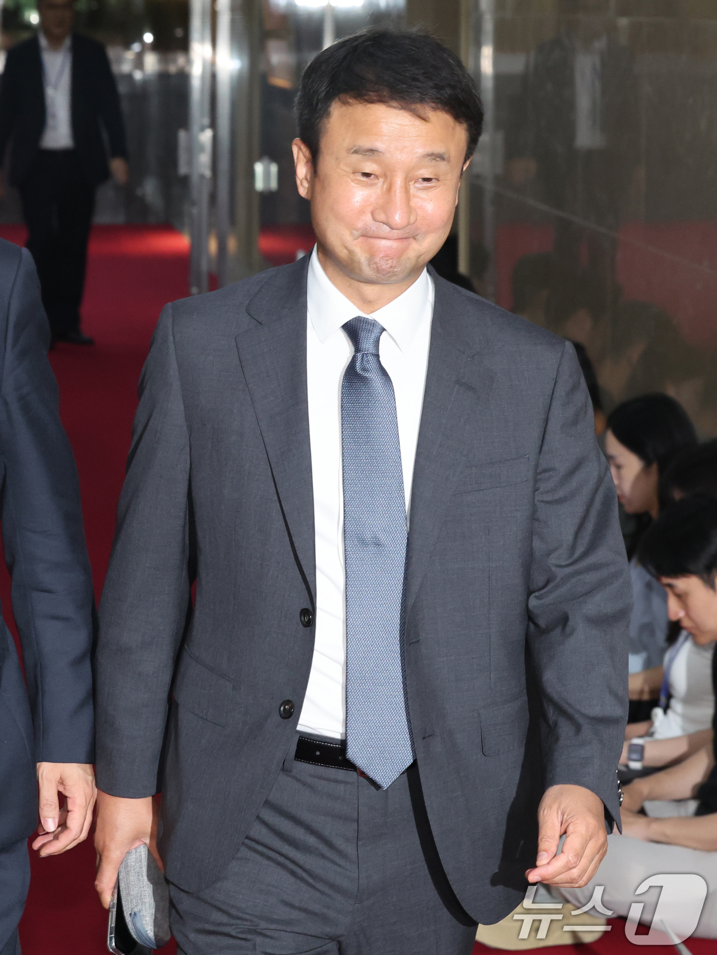 (서울=뉴스1) 황기선 기자 = 한병도 더불어민주당 당대표 직무대행 겸 원내대표가 30일 오후 서울 여의도 국회에서 국회의장과 여야 원내대표 회동을 위해 이동하고 있다.   202 …