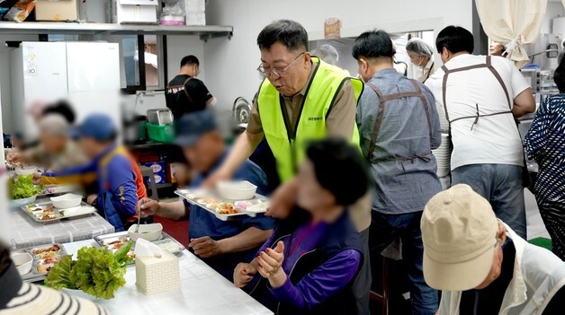 이상천 제천시장 당선인 '천원의 밥상' 급식 현장 깜짝 방문