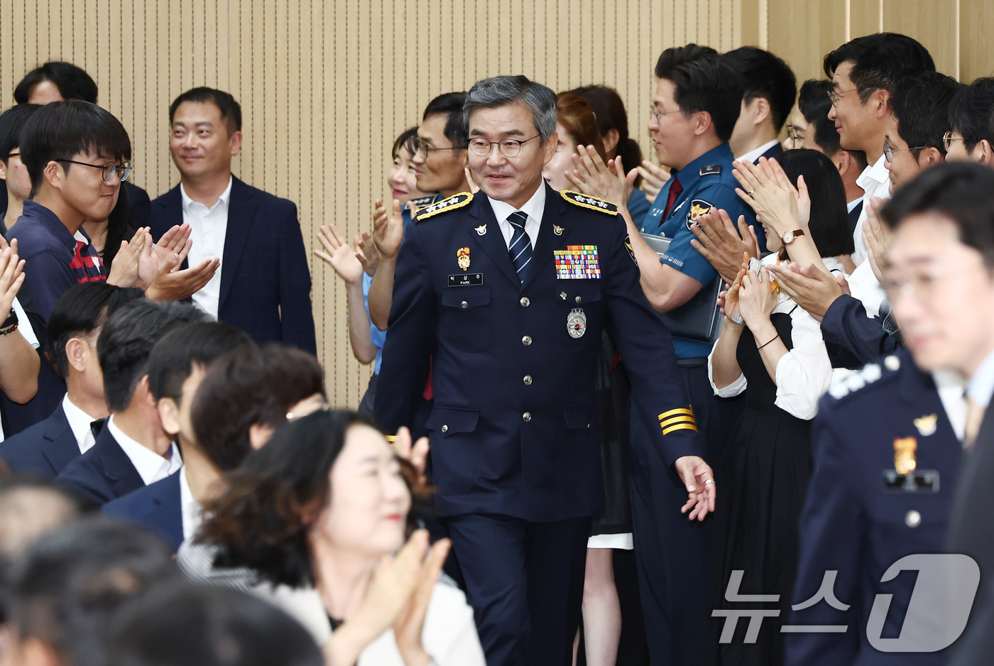 (서울=뉴스1) 김민지 기자 = 박성주 경찰청 국가수사본부장이 30일 오후 서울 서대문구 경찰청에서 열린 퇴임식에서 동료 직원들의 박수를 받으며 입장하고 있다. 2026.6.30/ …
