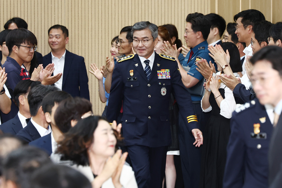 동료들 박수 받으며 퇴임식 참석하는 박성주 국수본부장