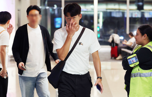 'LA공항서 팬들과 기념촬영' 손흥민, 월드컵 마치고 내일 귀국…"다시 뛰겠다"