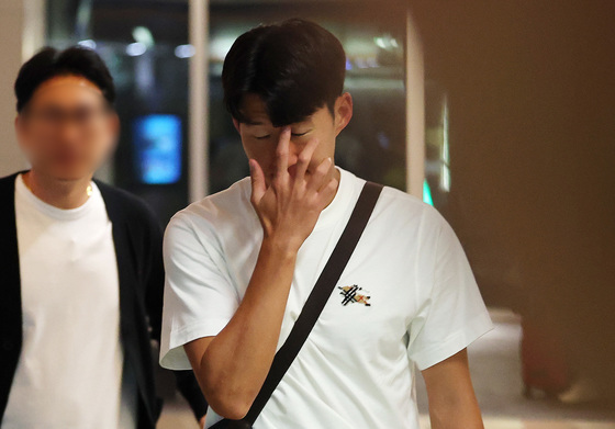 한국행 비행기에 오르는 손흥민