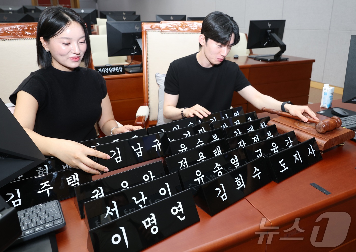 (전주=뉴스1) 유경석 기자 = 30일 전북 전주시 전북특별자치도의회에서 직원들이 13대 전북도의회를 구성할 도의원들의 명패를 정리하고 있다. 2026.6.30/뉴스1