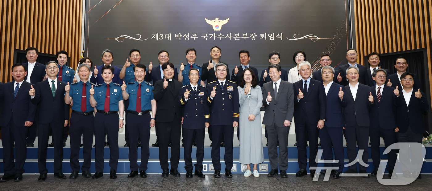 (서울=뉴스1) 김민지 기자 = 박성주 경찰청 국가수사본부장이 30일 오후 서울 서대문구 경찰청에서 열린 퇴임식에서 동료 직원들과 기념촬영을 하고 있다. 2026.6.30/뉴스1