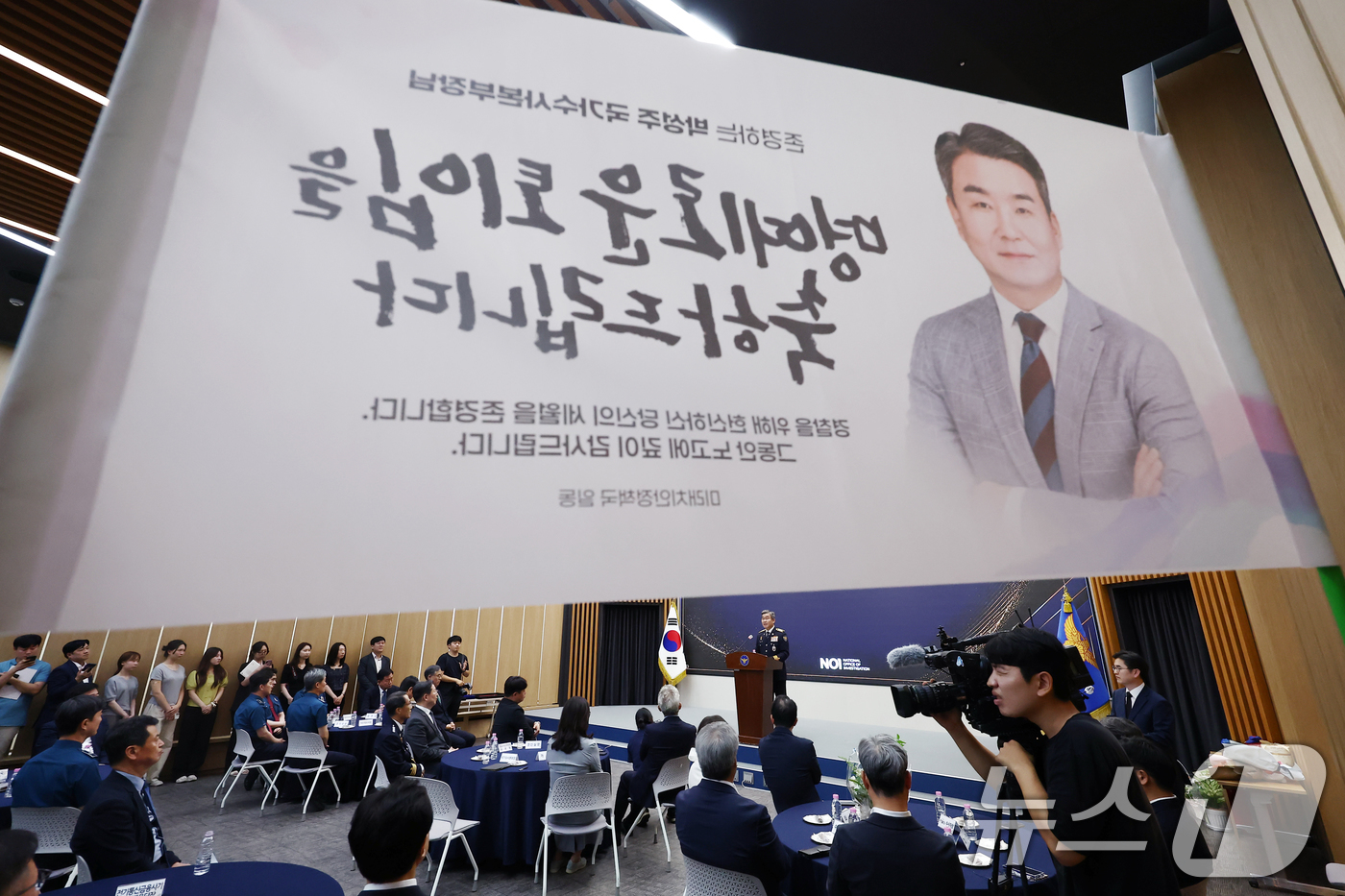 (서울=뉴스1) 김민지 기자 = 박성주 경찰청 국가수사본부장이 30일 오후 서울 서대문구 경찰청에서 열린 퇴임식에서 경찰 생활을 마무리 하는 소회를 밝히고 있다. 2026.6.30 …