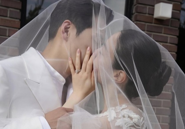 '9월 결혼' 류화영, 예비신랑과 달콤한 입맞춤…청순미 넘치는 웨딩화보 [N샷]