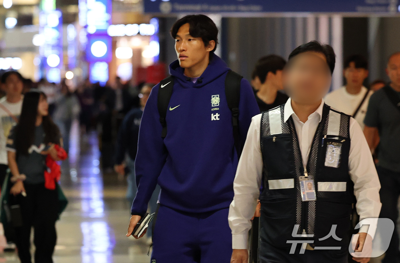 (로스앤젤레스(미국)=뉴스1) 임세영 기자 = 대한민국 축구국가대표팀 김승규가 29일(현지시간) 미국 로스앤젤레스 국제공항에서 비행기에 오르고 있다.홍명보 감독이 이끄는 한국 축구 …