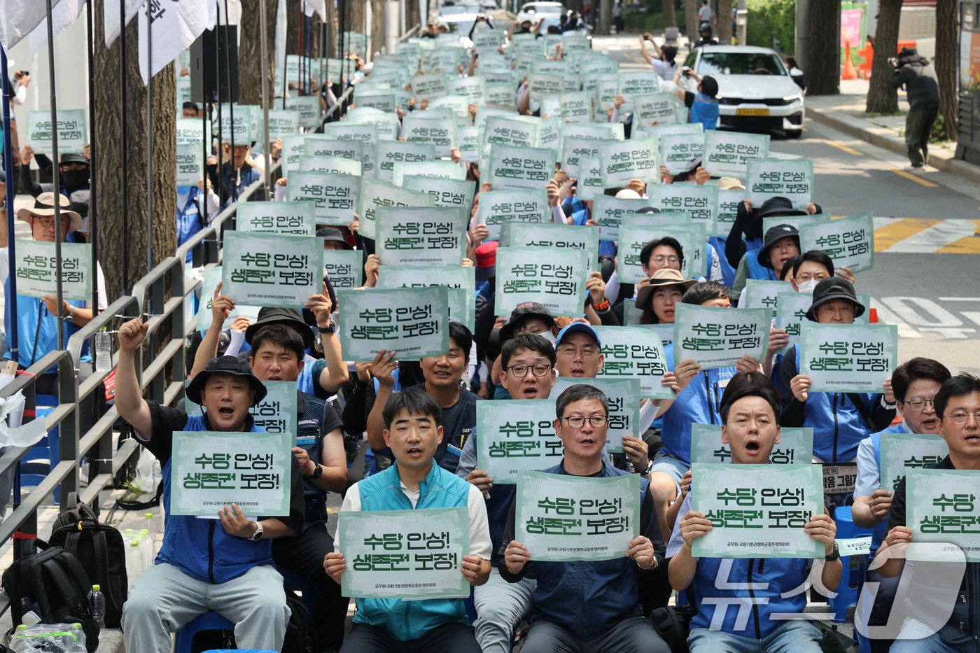 (서울=뉴스1) 이광호 기자 = 공무원·교원기본권쟁취공동투쟁위원회 관계자들이 30일 오후 서울 종로구 정부서울청사 후문 앞에서 열린 공무원·교원 임금인상 쟁취 간부결의대회에서 임금 …
