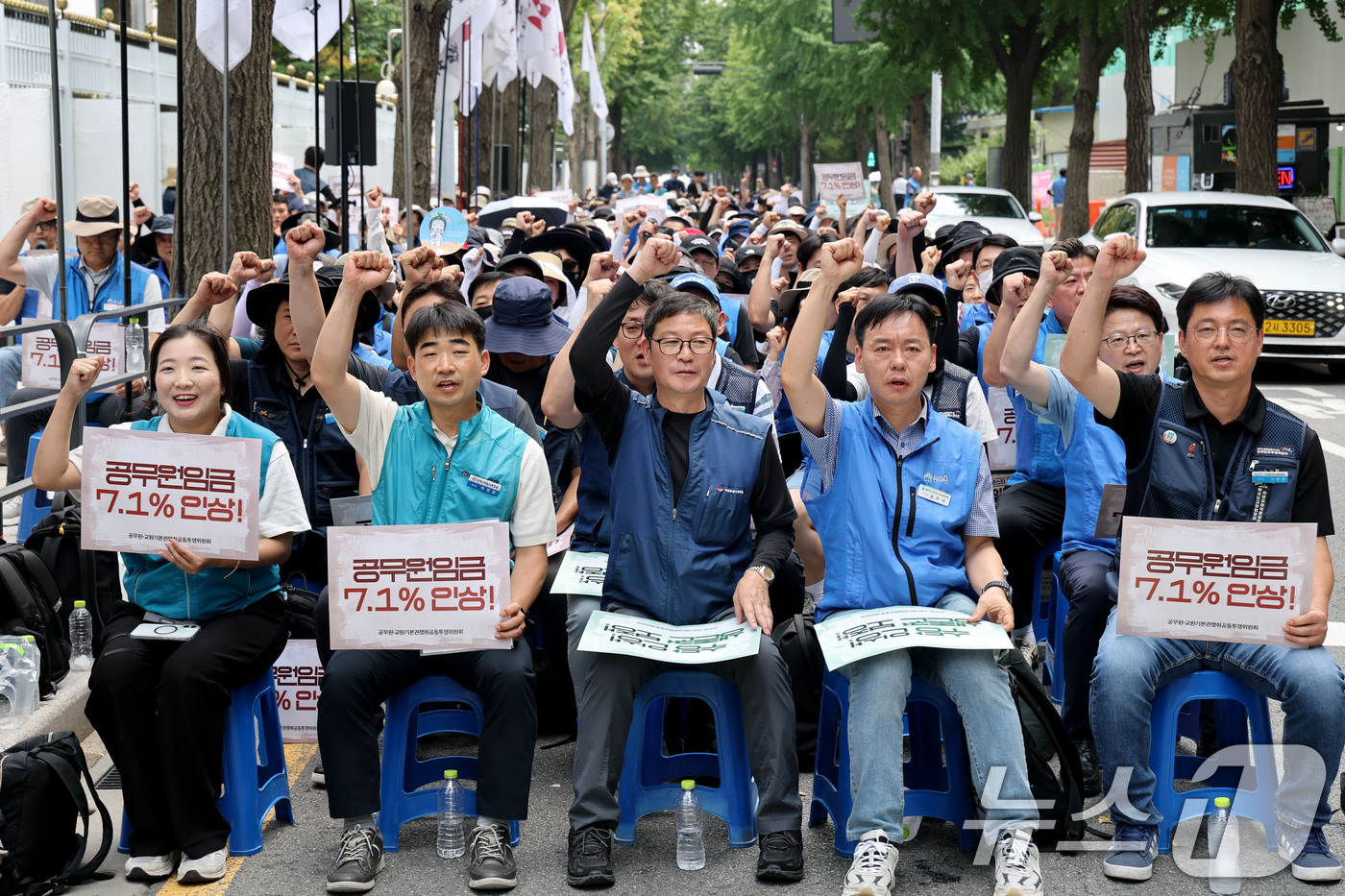 (서울=뉴스1) 이광호 기자 = 공무원·교원기본권쟁취공동투쟁위원회 관계자들이 30일 오후 서울 종로구 정부서울청사 후문 앞에서 열린 공무원·교원 임금인상 쟁취 간부결의대회에서 임금 …