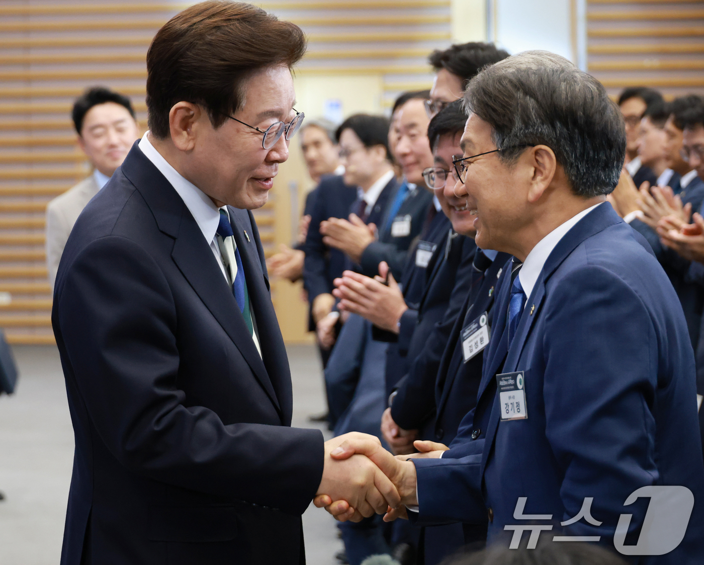 (광주=뉴스1) 이재명 기자 = 이재명 대통령이 30일 광주 김대중 컨벤션센터에서 열린 서남권 첨단산업 발전비전 국민보고회에서 강기정 광주시장과 인사하고 있다. (청와대통신사진기자 …