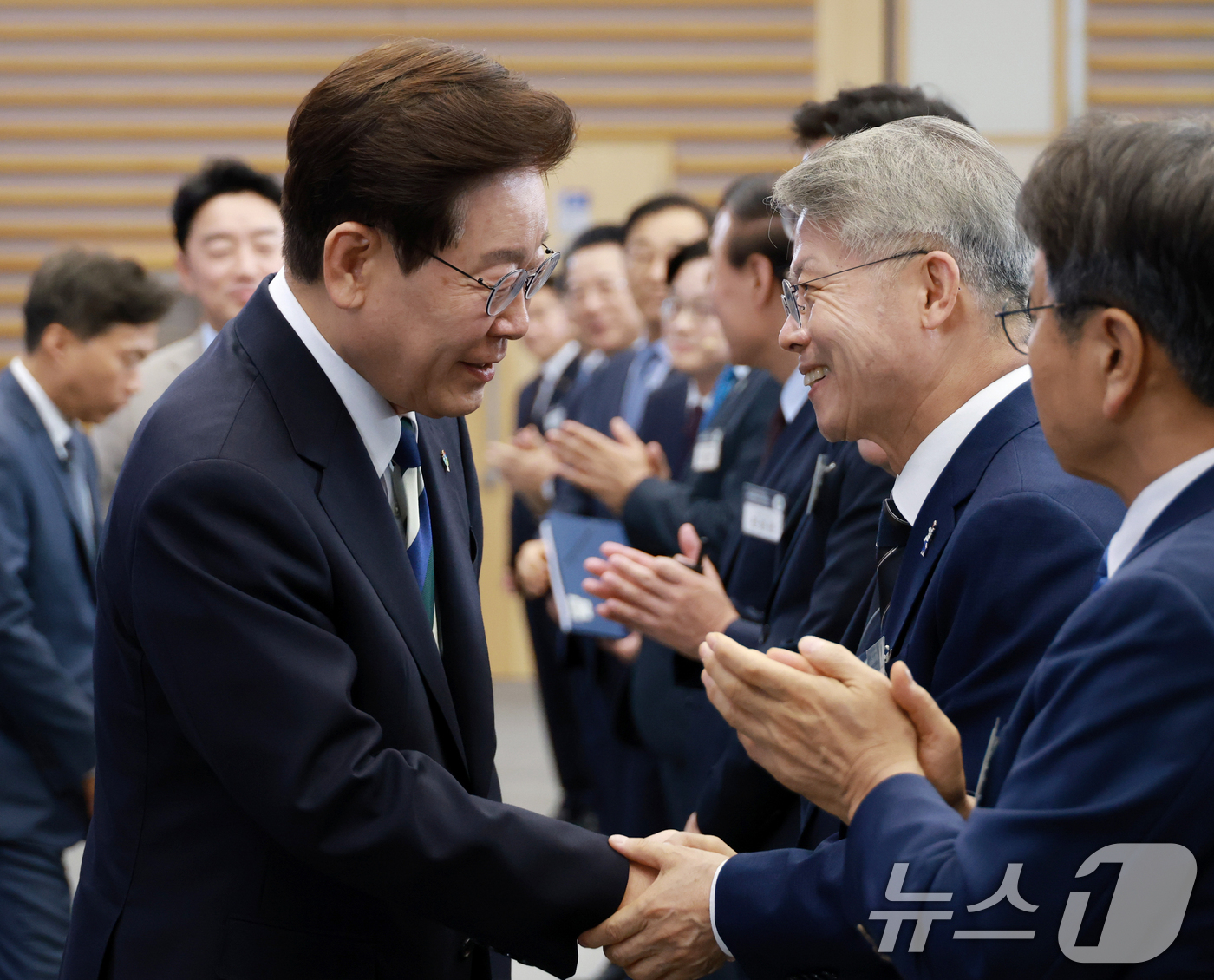 (광주=뉴스1) 이재명 기자 = 이재명 대통령이 30일 광주 김대중 컨벤션센터에서 열린 서남권 첨단산업 발전비전 국민보고회에서 민형배 전남광주통합특별시장 당선인과 인사하고 있다. …