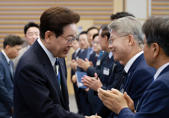 민형배 전남광주통합특별시장 당선인과 인사하는 이재명 대통령
