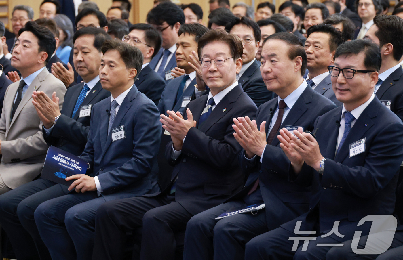 (광주=뉴스1) 이재명 기자 = 이재명 대통령이 30일 광주 김대중 컨벤션센터에서 열린 서남권 첨단산업 발전비전 국민보고회에서 박수를 치고 있다. (청와대통신사진기자단) 2026. …