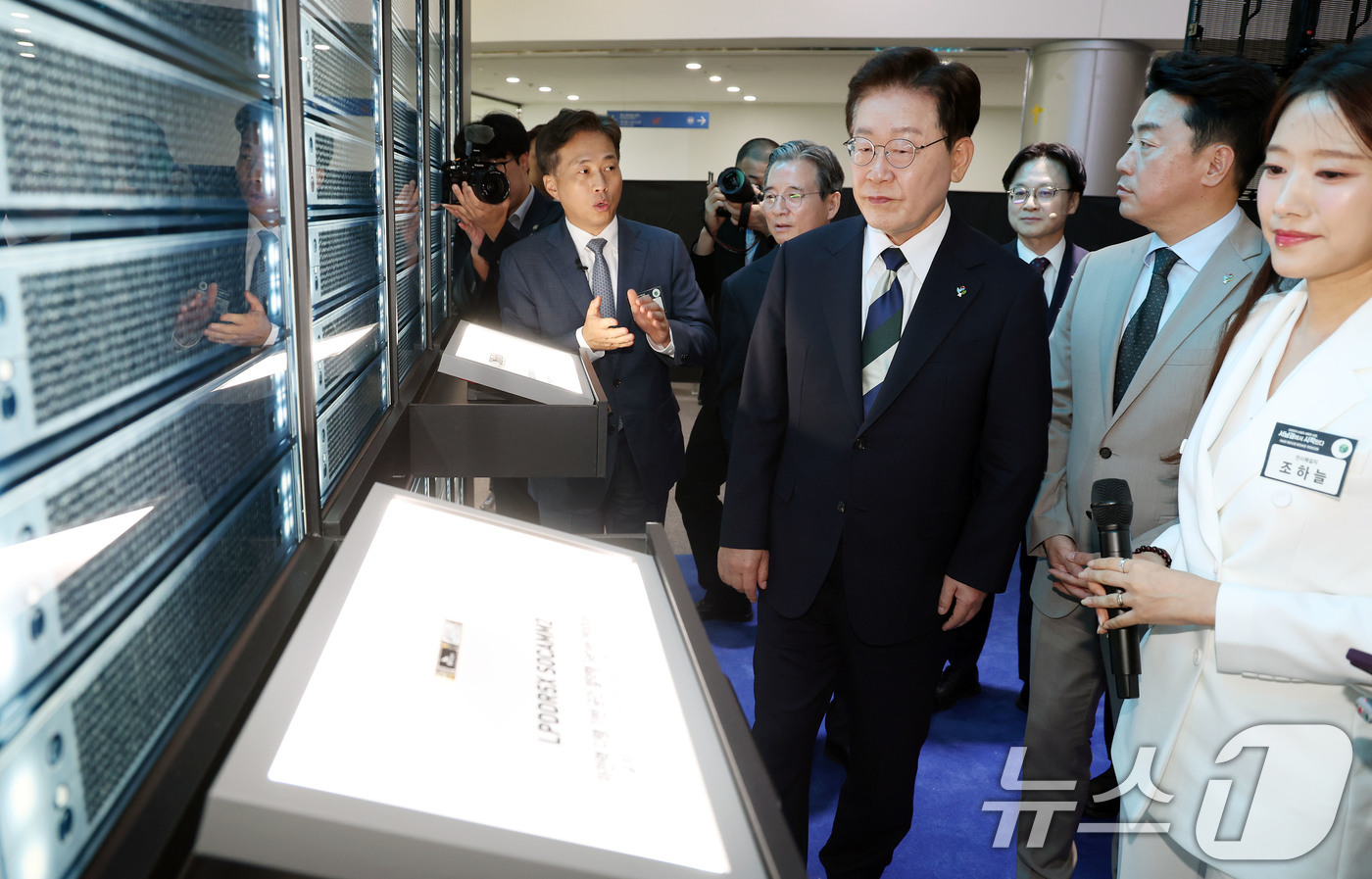 (광주=뉴스1) 이재명 기자 = 이재명 대통령이 30일 광주 김대중 컨벤션센터에서 열린 서남권 첨단산업 발전비전 국민보고회에서 SK하이닉스 AI반도체 전시물을 관람하고 있다. (청 …