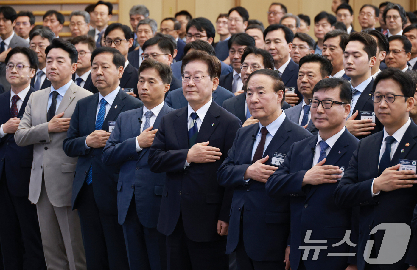 (광주=뉴스1) 이재명 기자 = 이재명 대통령이 30일 광주 김대중 컨벤션센터에서 열린 서남권 첨단산업 발전비전 국민보고회에서 국민의례를 하고 있다.  앞줄 왼쪽부터 김정관 산업통 …