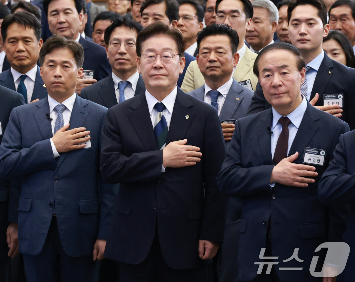 (광주=뉴스1) 이재명 기자 = 이재명 대통령이 30일 광주 김대중 컨벤션센터에서 열린 서남권 첨단산업 발전비전 국민보고회에서 국민의례를 하고 있다.  앞줄 왼쪽부터 곽노정 SK하 …
