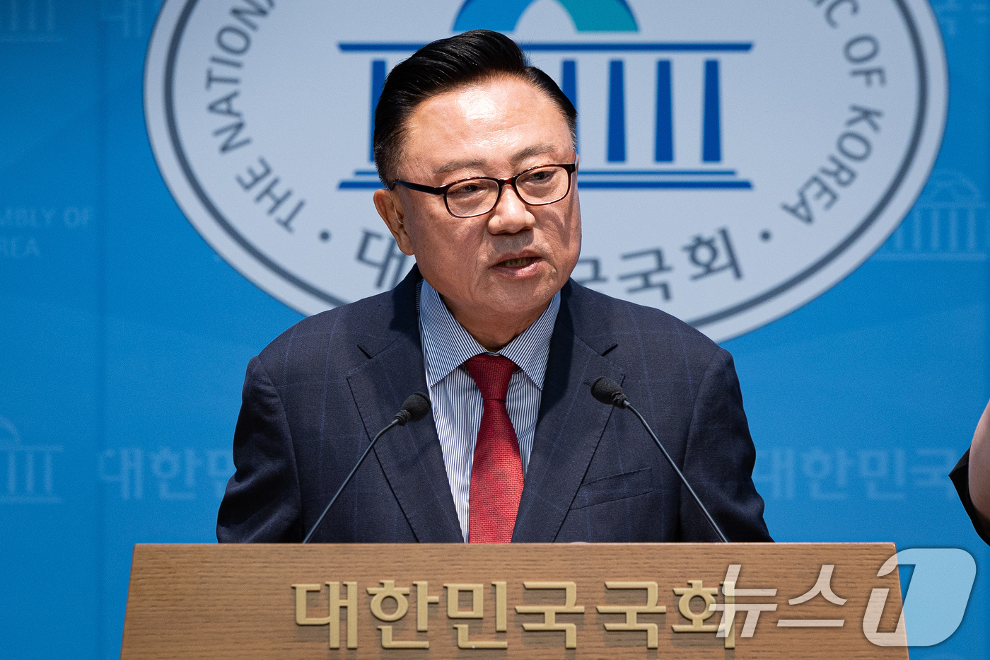 (서울=뉴스1) 유승관 기자 = 고동진 국민의힘 의원이 30일 서울 여의도 국회 소통관에서 청와대 발표 반도체 투자 건에 대한 입장을 밝히고 있다. 2026.6.30/뉴스1