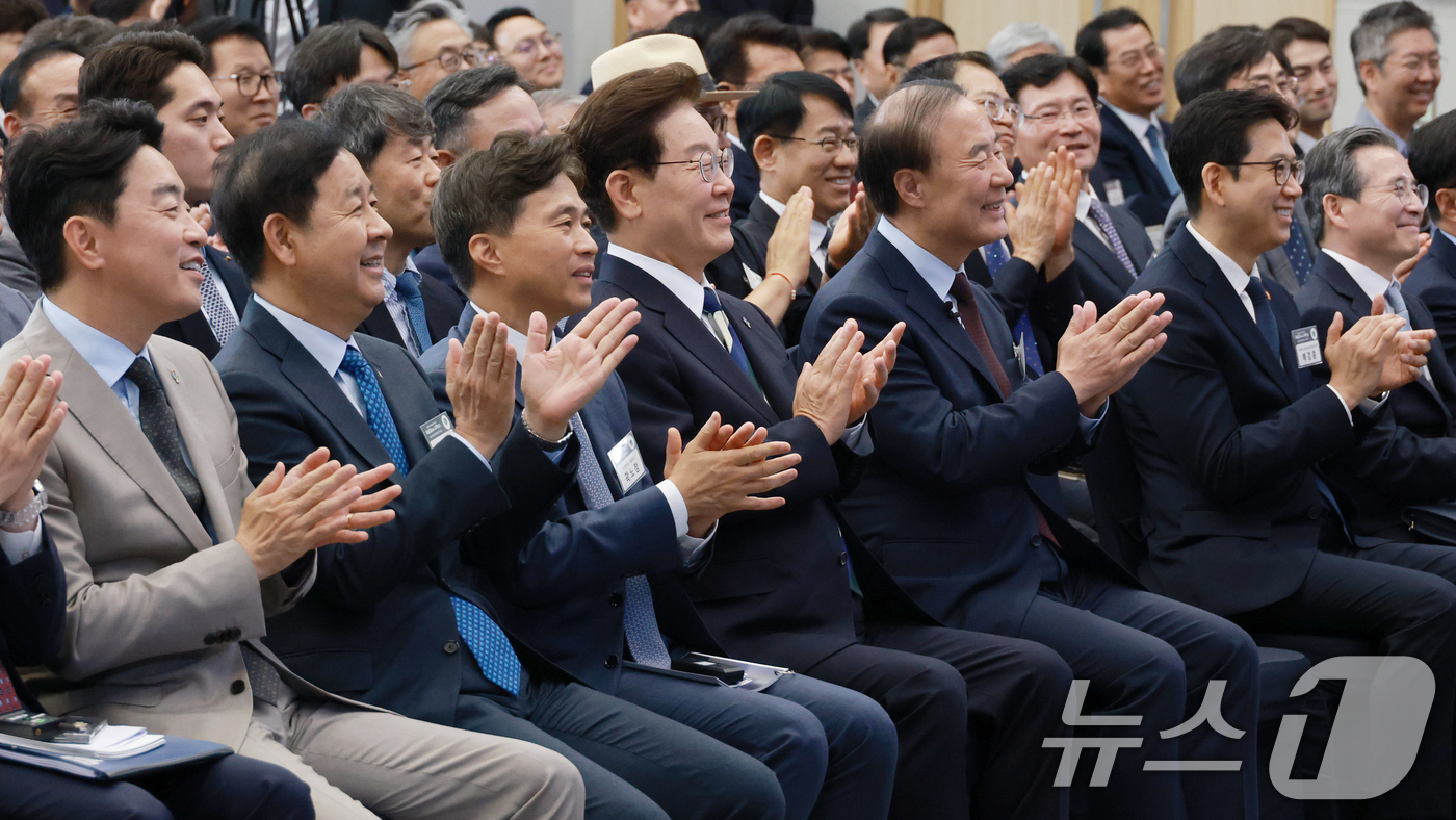 (광주=뉴스1) 이재명 기자 = 이재명 대통령이 30일 광주 김대중 컨벤션센터에서 열린 서남권 첨단산업 발전비전 국민보고회에서 박수를 치고 있다. (청와대통신사진기자단) 2026. …