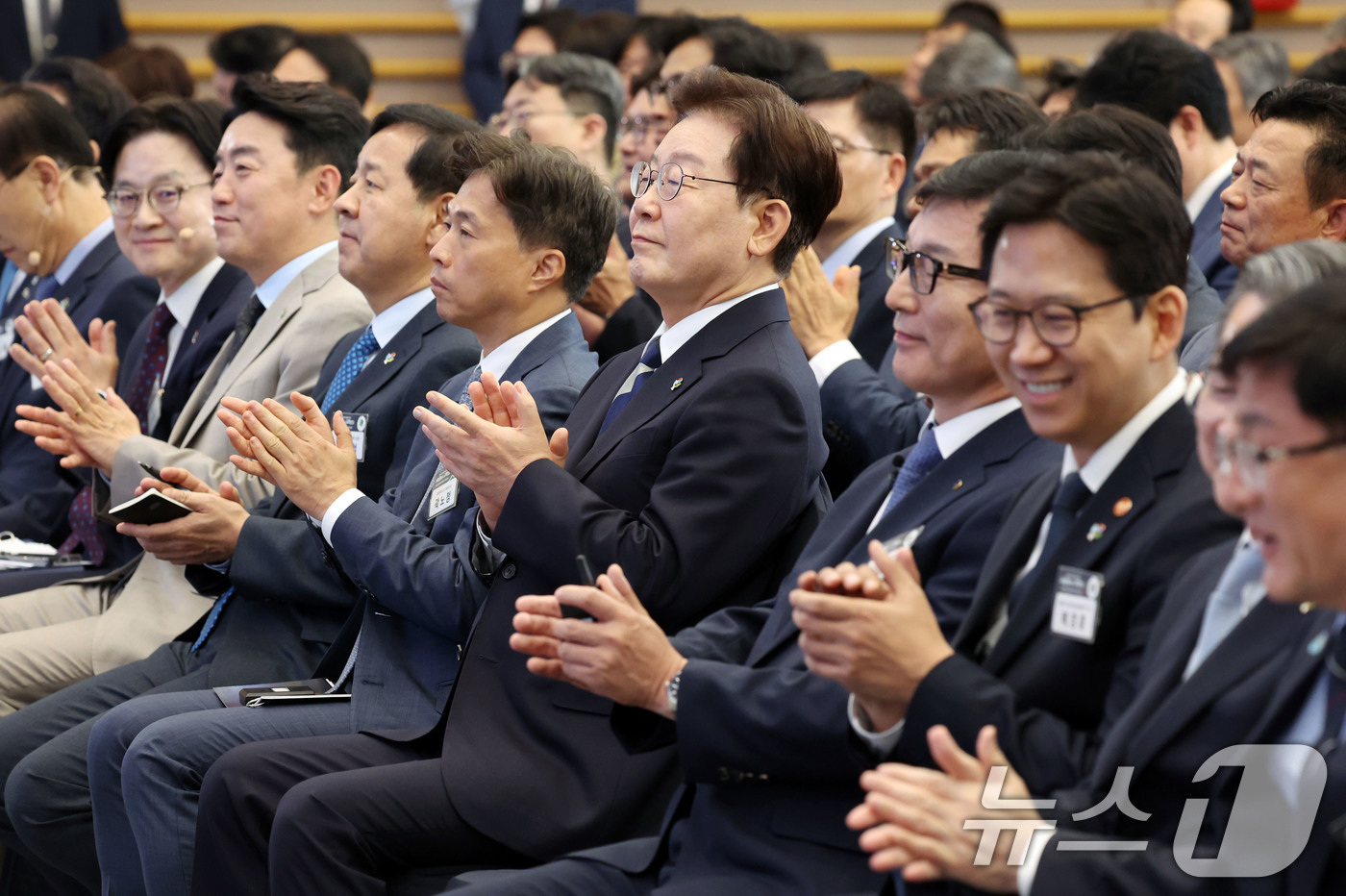 (광주=뉴스1) 이재명 기자 = 이재명 대통령이 30일 광주 김대중 컨벤션센터에서 열린 서남권 첨단산업 발전비전 국민보고회에서 박수를 치고 있다. (청와대통신사진기자단) 2026. …
