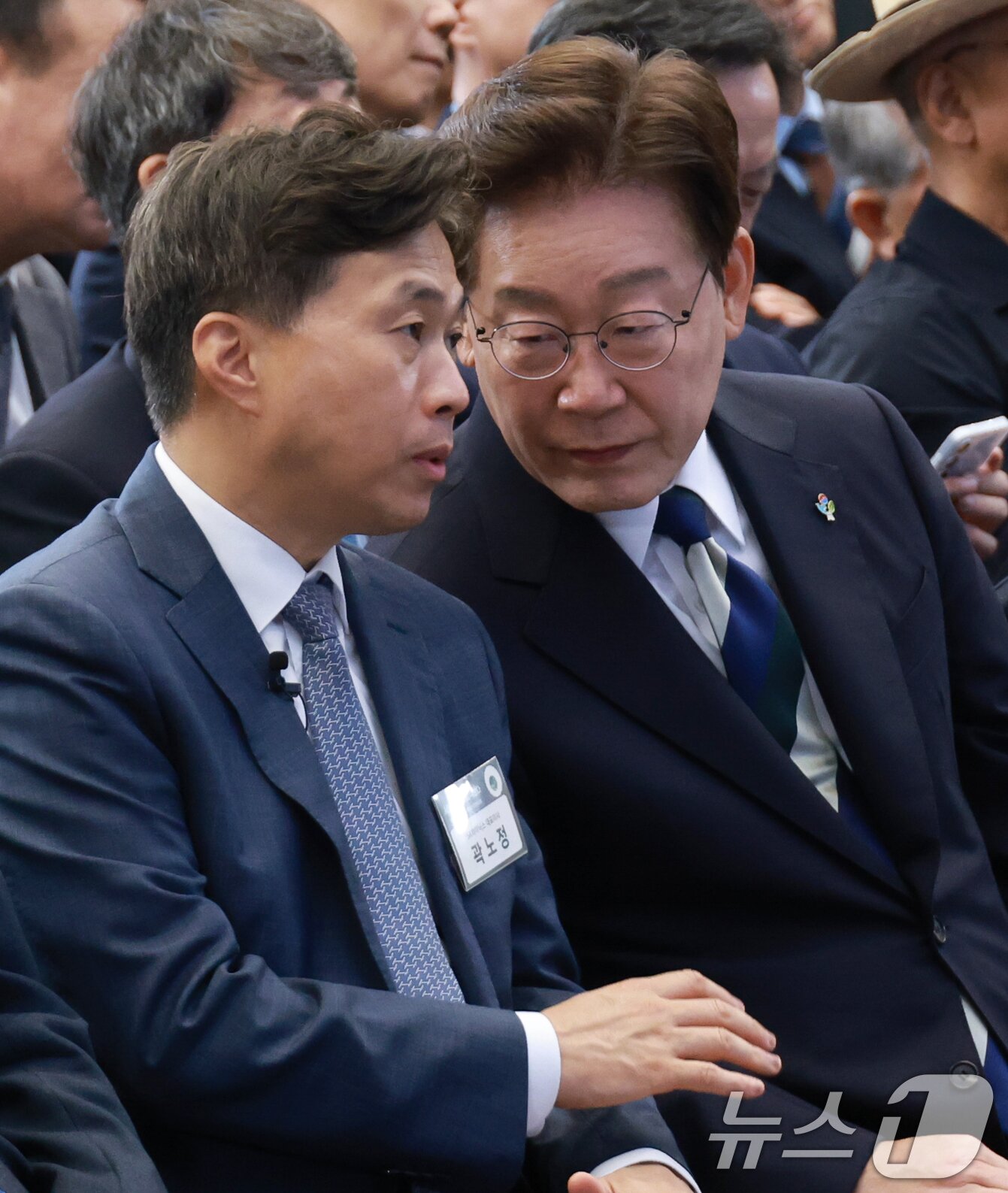 본문 이미지 - 이재명 대통령이 30일 광주 김대중 컨벤션센터에서 열린 서남권 첨단산업 발전비전 국민보고회에서 곽노정 SK하이닉스 대표와 대화하고 있다. (청와대통신사진기자단) 2026.6.30 ⓒ 뉴스1 이재명 기자