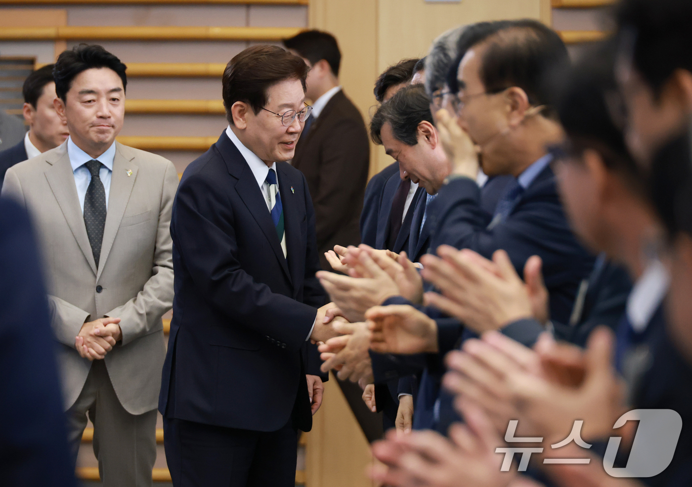 (광주=뉴스1) 이재명 기자 = 이재명 대통령이 30일 광주 김대중 컨벤션센터에서 열린 서남권 첨단산업 발전비전 국민보고회에서 참석자들과 인사하고  있다. (청와대통신사진기자단) …