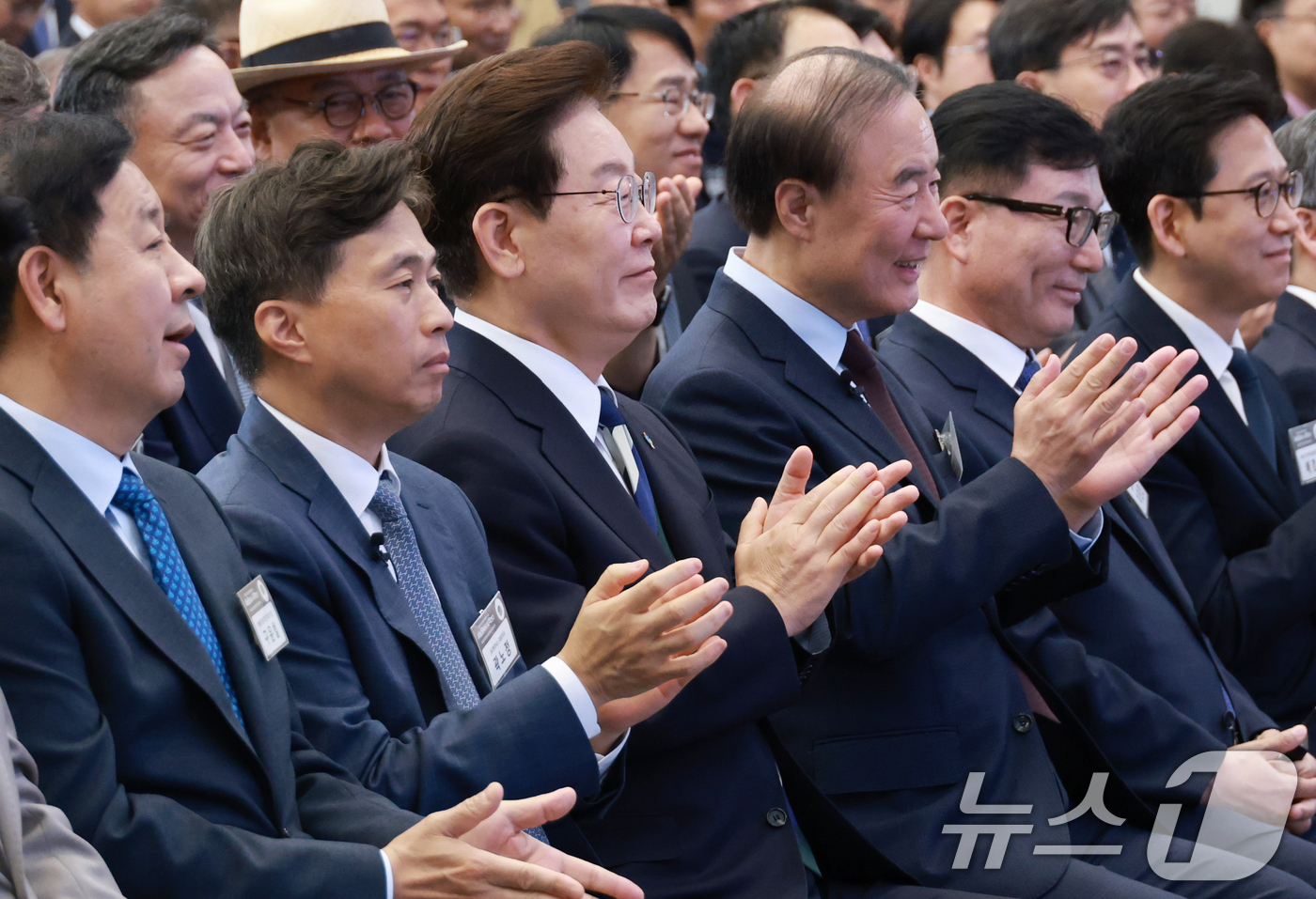 (광주=뉴스1) 이재명 기자 = 이재명 대통령이 30일 광주 김대중 컨벤션센터에서 열린 서남권 첨단산업 발전비전 국민보고회에서 김정관 산업통상부 장관의 발표에 박수를 치고 있다. …