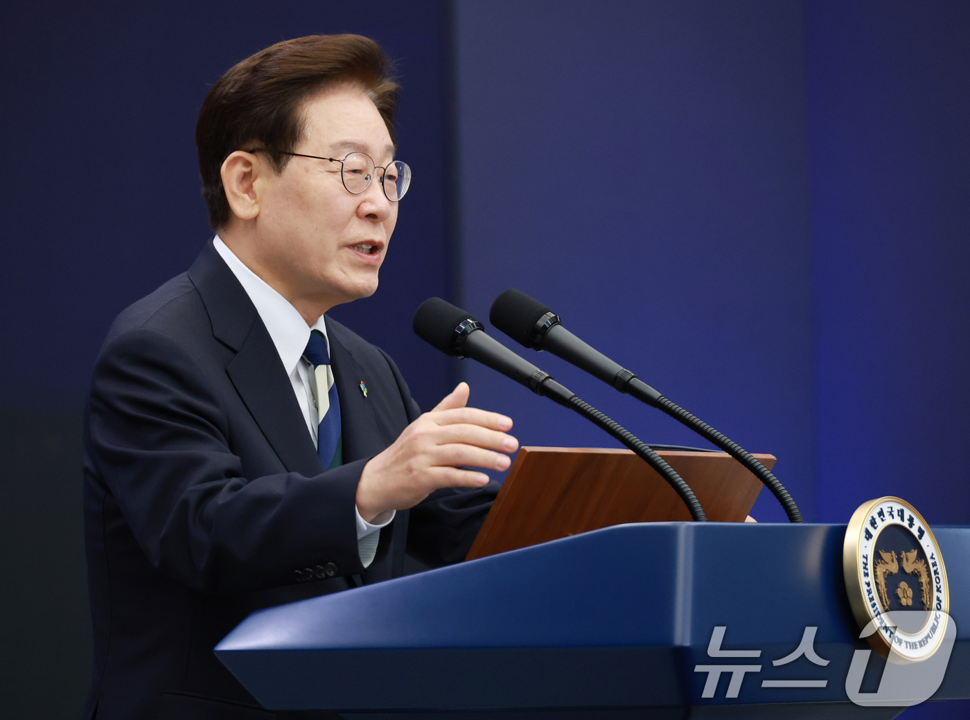(광주=뉴스1) 이재명 기자 = 이재명 대통령이 30일 광주 김대중 컨벤션센터에서 열린 서남권 첨단산업 발전비전 국민보고회에서 축사를 하고 있다. (청와대통신사진기자단) 2026. …