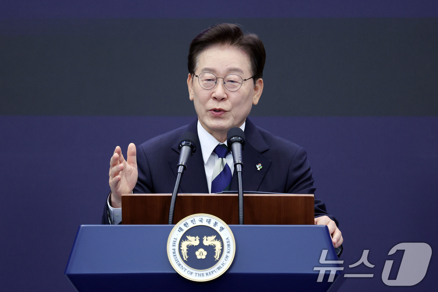 (광주=뉴스1) 이재명 기자 = 이재명 대통령이 30일 광주 김대중 컨벤션센터에서 열린 서남권 첨단산업 발전비전 국민보고회에서 축사를 하고 있다. (청와대통신사진기자단) 2026. …