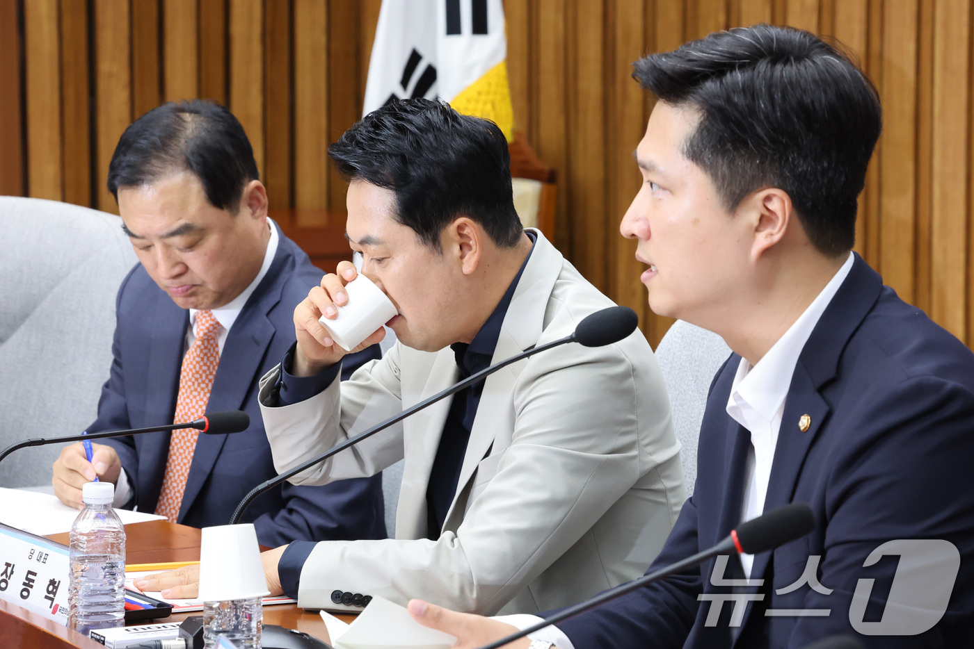 (서울=뉴스1) 신웅수 기자 = 장동혁 국민의힘 대표가 30일 서울 여의도 국회에서 열린 6.3 지방선거 참정권 박탈 사태 청년·대학생 시국 대토론회에서 우재준 최고위원의 발언을 …