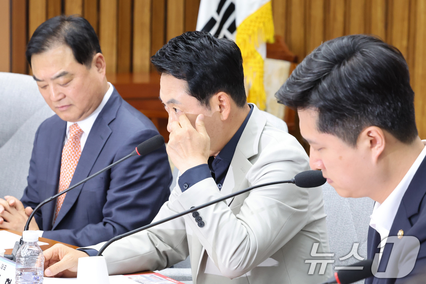 (서울=뉴스1) 신웅수 기자 = 장동혁 국민의힘 대표가 30일 서울 여의도 국회에서 열린 6.3 지방선거 참정권 박탈 사태 청년·대학생 시국 대토론회에서 생각에 잠겨 있다. 202 …