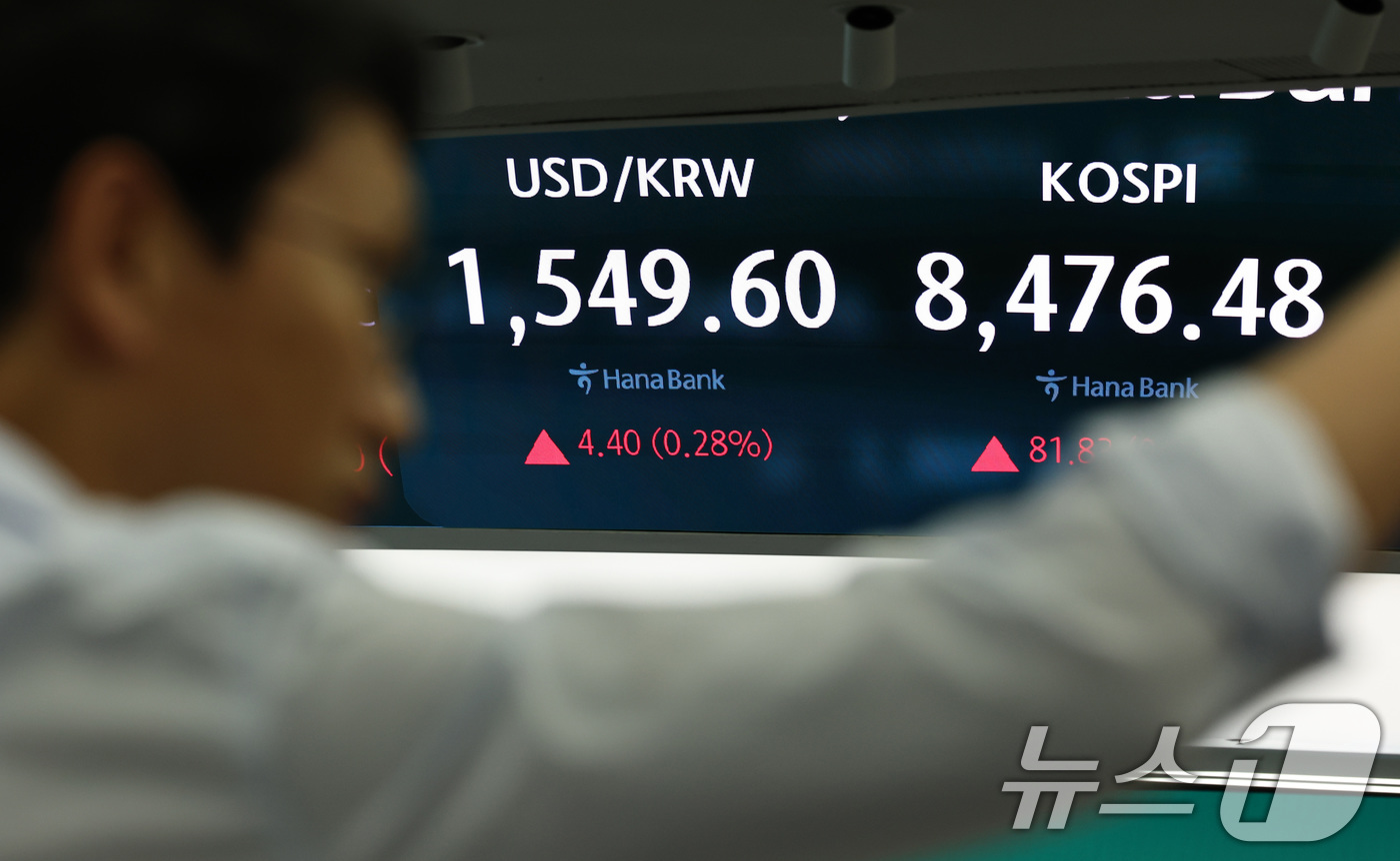 (서울=뉴스1) 구윤성 기자 = 30일 서울 중구 하나은행 딜링룸 전광판을 통해 코스피 종가와 원달러환율 시황이 송출되고 있다.이날 코스피는 전 거래일 대비 81.83포인트(0.9 …