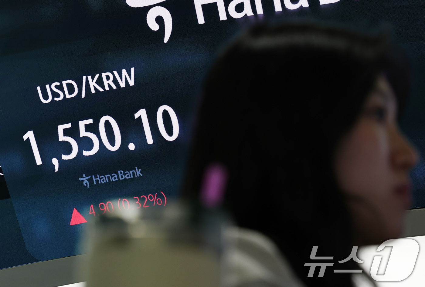 (서울=뉴스1) 구윤성 기자 = 30일 서울 중구 하나은행 딜링룸 전광판에 원달러환율 시황이 1550.1원을 나타내고 있다. 2026.6.30/뉴스1