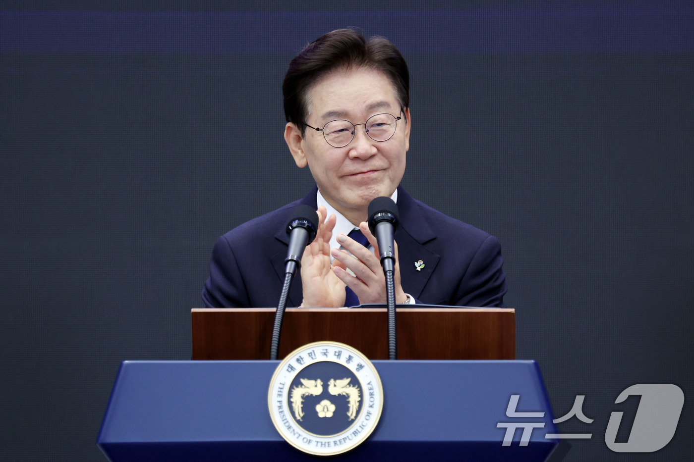 (광주=뉴스1) 이재명 기자 = 이재명 대통령이 30일 광주 김대중 컨벤션센터에서 열린 서남권 첨단산업 발전비전 국민보고회에서 축사를 하고 있다. (청와대통신사진기자단) 2026. …