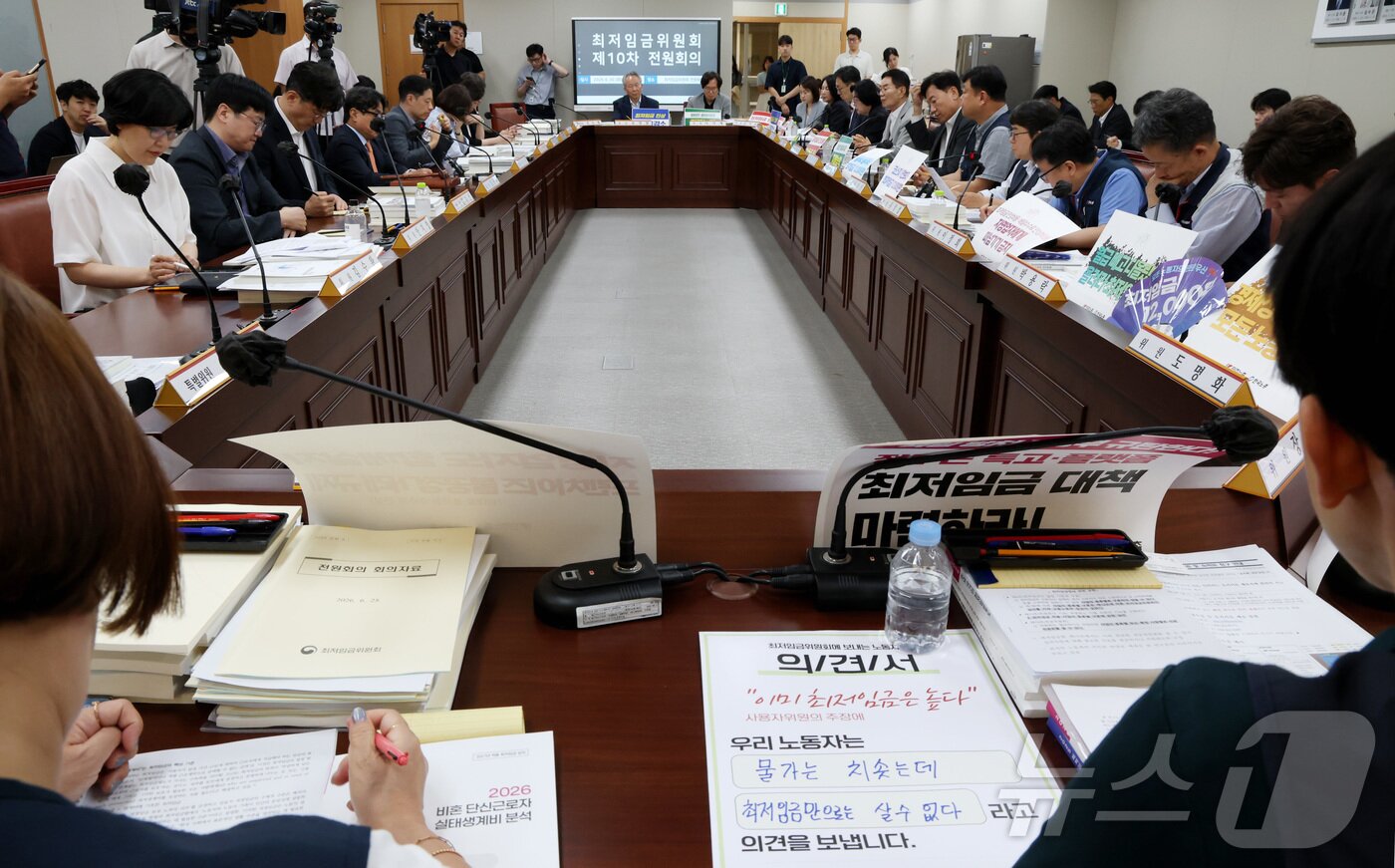 본문 이미지 - 2027년도 최저임금 심의 법정시한을 넘긴 30일 세종시 정부세종청사 최저임금위원회에서 열린 2027년도 최저임금위원회 10차 전원회의에 참석한 노사 위원들이 발언을 듣고 있다. 2026.6.30 ⓒ 뉴스1 김기남 기자