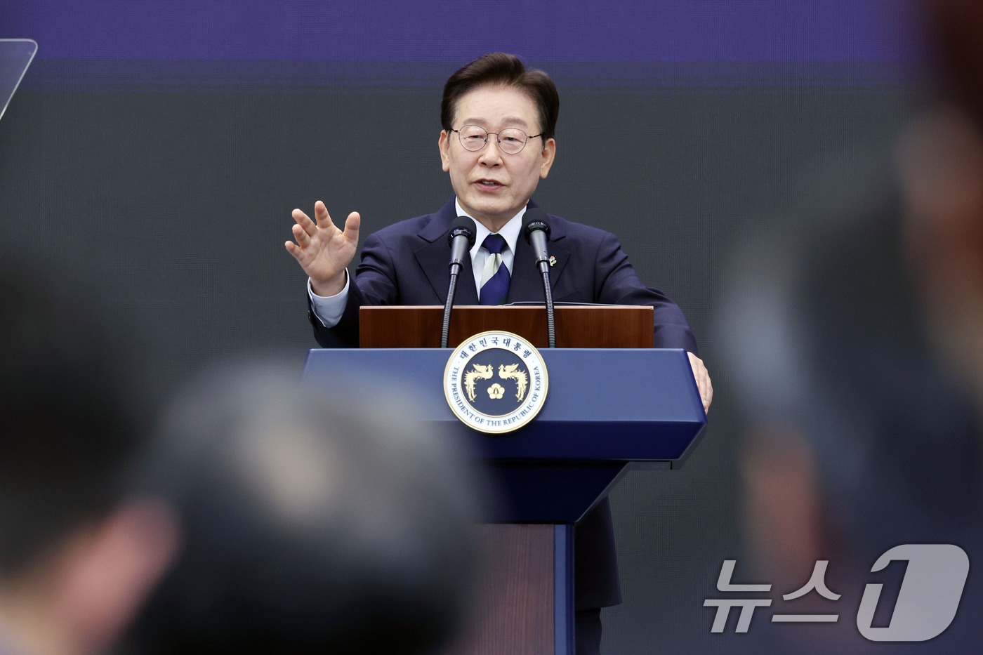 (광주=뉴스1) 이재명 기자 = 이재명 대통령이 30일 광주 김대중 컨벤션센터에서 열린 서남권 첨단산업 발전비전 국민보고회에서 축사를 하고 있다. (청와대통신사진기자단) 2026. …